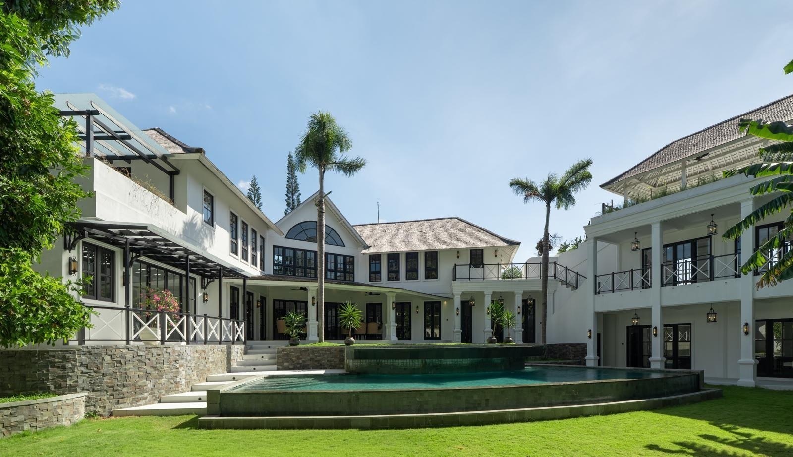 Exterior view of Aranaya Residence with infinity pool and tropical lawn in Umalas Bali
