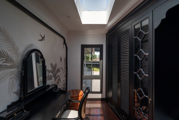 Hollywood 1920s inspired wardrobes with luxury space and design at Aranaya Residence