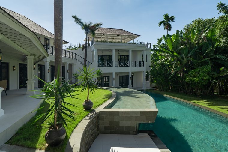 Stunning infinity-edge pool at Aranaya Residence in Umalas Bali